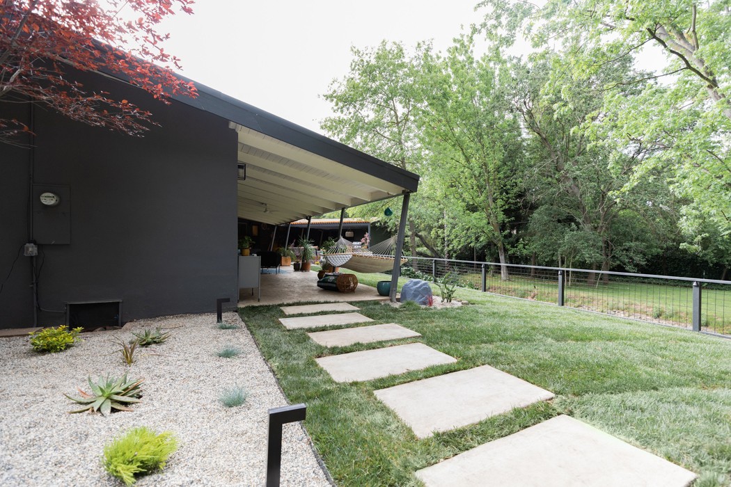 Modern midcentury backyard patio design by Studio Plumb