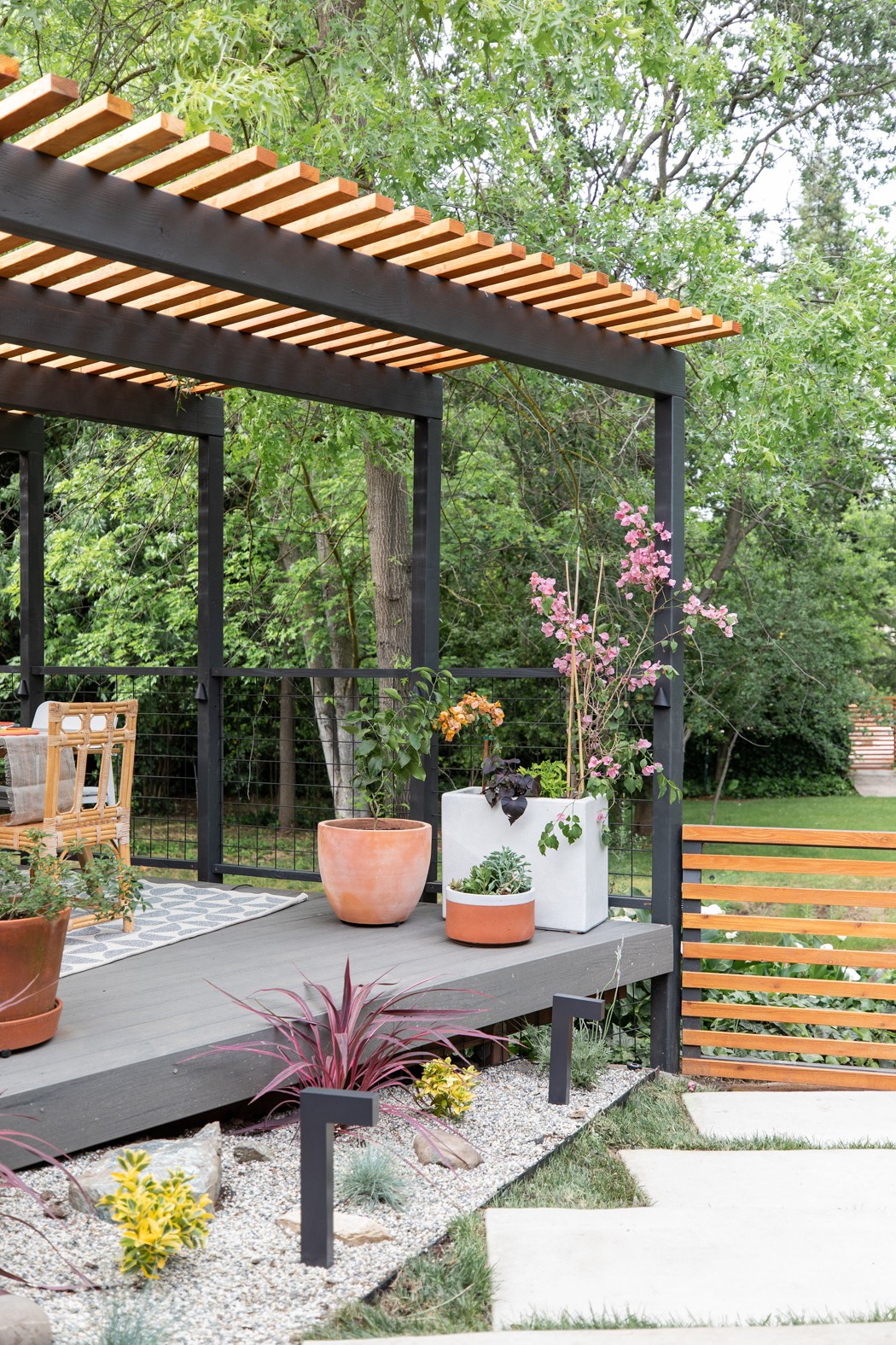 Modern midcentury backyard design by Studio Plumb